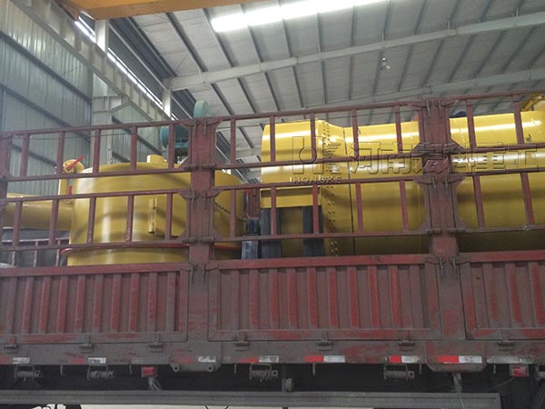 發(fā)往新疆博湖縣Φ2×8m豬糞烘干機的裝貨現場